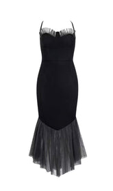 MIDIKLEID MIT GLÄNZENDEM NETZ UND FISCHSCHWANZ-STÜTZEN IN SCHWARZ